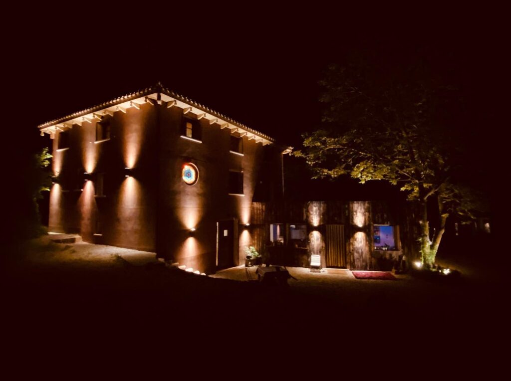 De noche CASA DEL AGUA iluminada